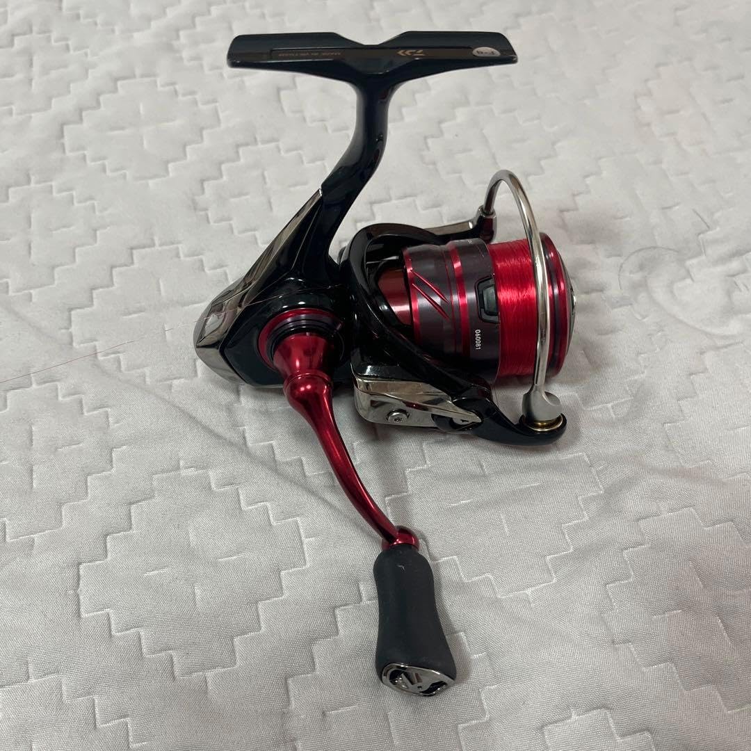 ダイワ 月下美人スピニングリール 黒/赤